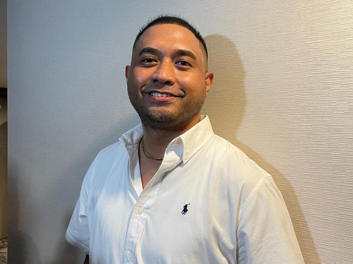 Rayen Pono Rayen Pono menuntut Ahmad Dhani setelah nama marganya diplesetkan menjadi Porno, ini alasannya.