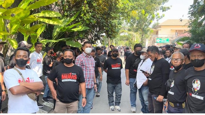 Relawan Alap-Alap Jokowi turun ke kediaman Jokowi selaku  wujud proteksi dalam melawan fitnah ijazah imitasi (dok. istimewa)