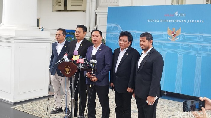 Rombongan Komisi V di Kompleks Istana Kepresidenan