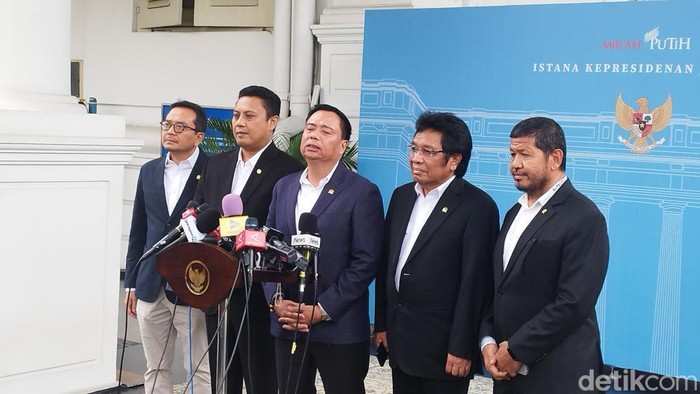 Rombongan Komisi V di Kompleks Istana Kepresidenan