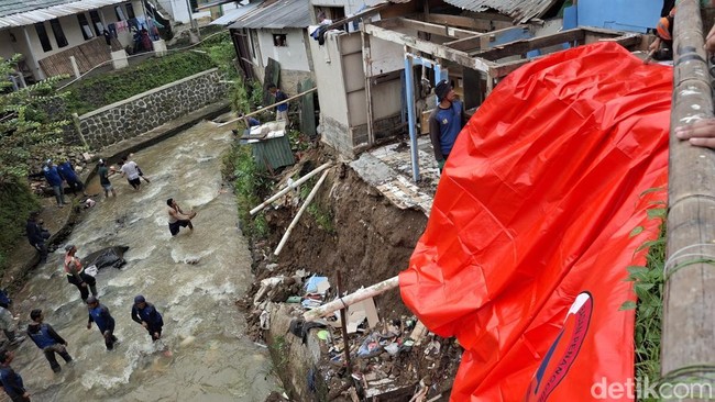 Kasur Penyelamat Nenek di Bogor saat Rumah Ambrol karena Longsor