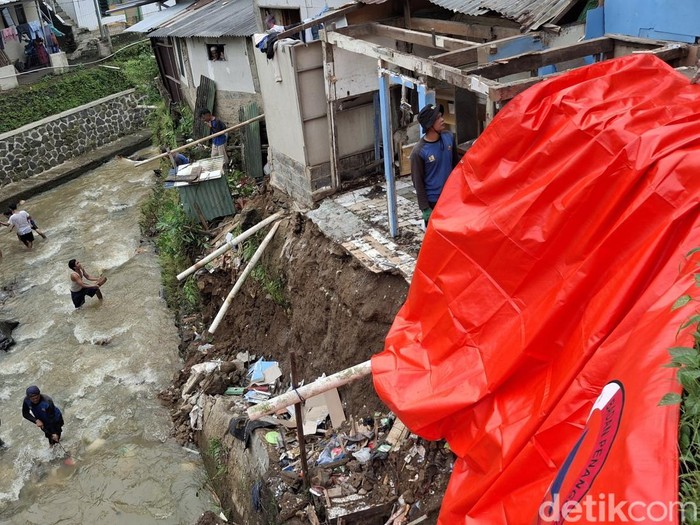 Rumah di pinggir sungai di Bondongan, Kota Bogor longsor