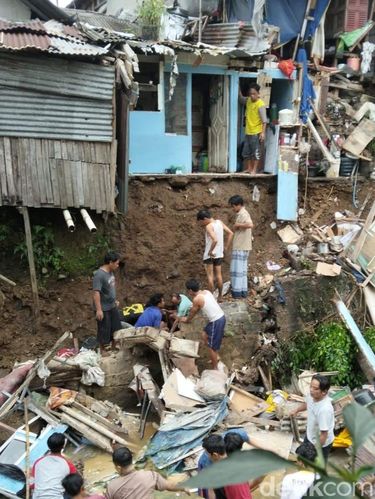 Rumah di pinggir sungai di Bondongan, Kota Bogor longsor