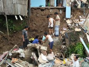 Nenek 61 Tahun Korban Rumah Ambrol di Bogor Selamat Berkat Kasur