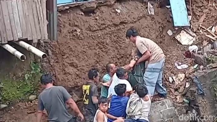 Rumah di pinggir sungai di Bondongan, Kota Bogor longsor