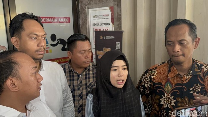 Salah satu eks karyawan UD Sentoso Seal yang melapor ke Polres Pelabuhan Tanjung Perak Surabaya.