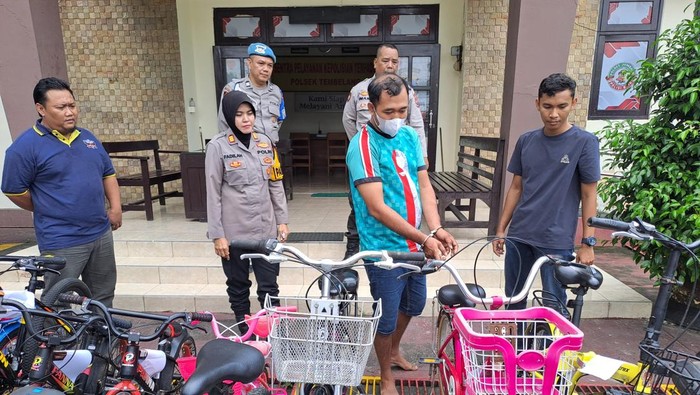 Saleho dan barang bukti pencurian sepeda di Mapolsek Tembelang Jombang