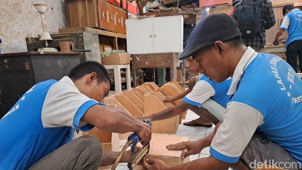 Salut, Napi Lapas Jombang Olah Limbah Kayu Jadi Hiasan Meja