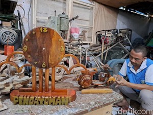 Salut, Napi Lapas Jombang Olah Limbah Kayu Jadi Beragam Kerajinan