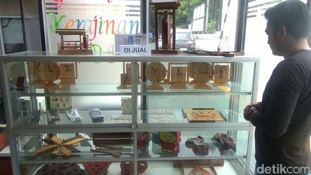 Salut, Napi Lapas Jombang Olah Limbah Kayu Jadi Hiasan Meja