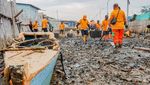 Sampah Menumpuk di Tanggul Pluit Dibersihkan