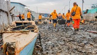 Petugas Suku Dinas Lingkungan Hidup Kepulauan Seribu membersihkan sampah yang menumpuk di area Tanggul Dermaga Ujung Pluit, Penjaringan, Jakarta, Kamis (17/4/2025).