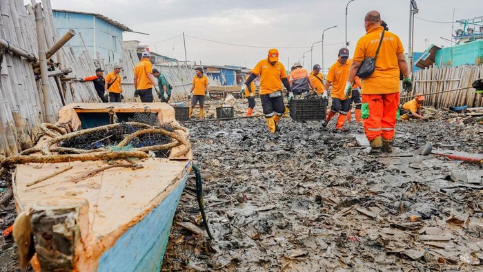 Petugas Suku Dinas Lingkungan Hidup Kepulauan Seribu memindahkan kapal yang terbawa arus di Area Tanggul Dermaga Ujung Pluit, Penjaringan, Jakarta, Kamis (17/4/2025). Petugas mengatakan sampah tersebut berasal dari sampah kiriman yang terbawa ombak serta terdapat sampah dari docking kapal dan warga yang mengakibatkan pencemaran lingkungan.ANTARA FOTO/Ferlian Septa Wahyusa/foc.