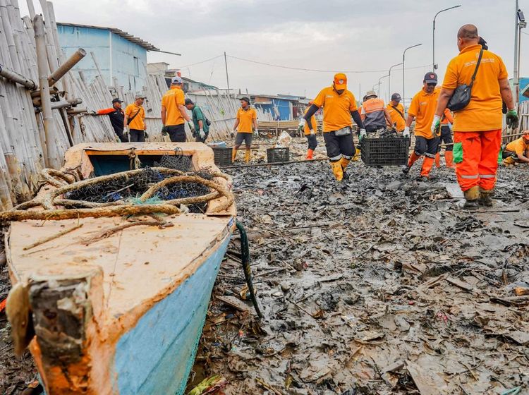 Sampah Menumpuk di Tanggul Pluit Dibersihkan