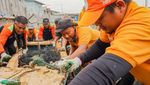 Sampah Menumpuk di Tanggul Pluit Dibersihkan