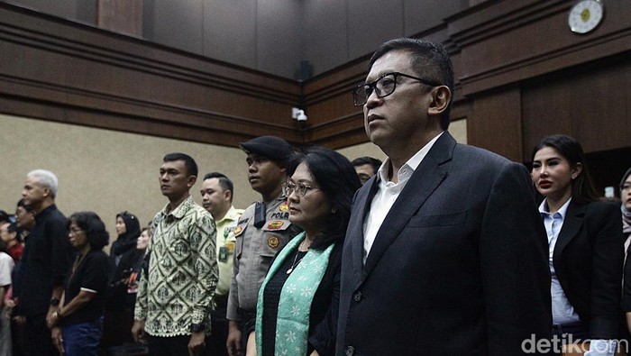 Sidang Lanjutan Hasto Kristiyanto Terdakwa kasus dugaan perintangan penyidikan kasus korupsi Harun Masiku dan pemberian suap Hasto Kristiyanto (tengah) bersiap menjalani sidang lanjutan di Pengadilan Tipikor, Jakarta, Kamis (17/4/2025). Sidang tersebut beragendakan mendengar keterangan tiga orang saksi yakni mantan Ketua Komisi Pemilihan Umum (KPU) Arief Budiman dan mantan anggota KPU Wahyu Setiawan.