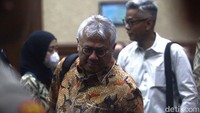 Jaksa KPK menghadirkan eks Ketua KPU Arief Budiman dan eks komisioner KPU Wahyu Setiawan sebagai saksi dalam sidang tersebut.  