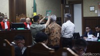Eks Ketua KPU Arief Budiman dan eks komisioner KPU Wahyu Setiawan disumpah sebelum memberikan kesaksian.  
