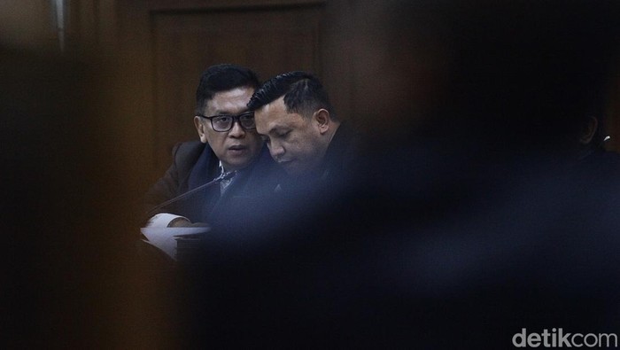 Terdakwa kasus dugaan perintangan penyidikan kasus korupsi Harun Masiku dan pemberian suap Hasto Kristiyanto (tengah) bersiap menjalani sidang lanjutan di Pengadilan Tipikor, Jakarta, Kamis (17/4/2025). Sidang tersebut beragendakan mendengar keterangan tiga orang saksi yakni mantan Ketua Komisi Pemilihan Umum (KPU) Arief Budiman dan mantan anggota KPU Wahyu Setiawan.