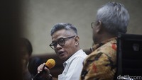 Wahyu Setiawan membawa-bawa nama mantan politikus PDIP sekaligus mantan jubir KPK, Johan Budi, saat bicara banyak makelar dalam pengurusan pergantian antarwaktu anggota DPR untuk Harun Masiku. Wahyu mengatakan banyak orang yang mendatanginya terkait pengurusan PAW tersebut.