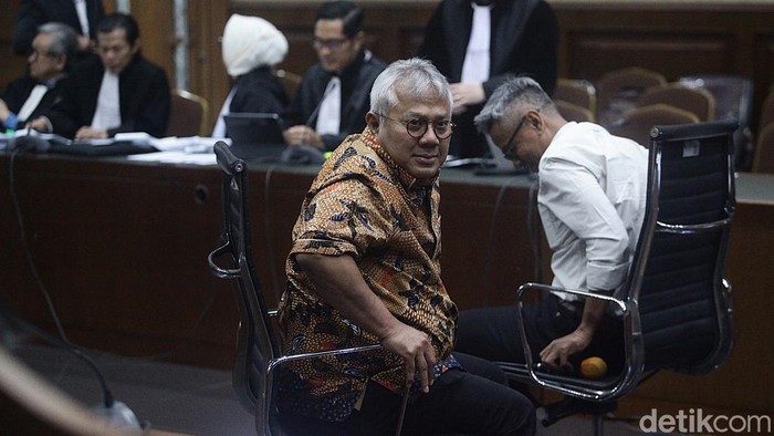 Terdakwa kasus dugaan perintangan penyidikan kasus korupsi Harun Masiku dan pemberian suap Hasto Kristiyanto (tengah) bersiap menjalani sidang lanjutan di Pengadilan Tipikor, Jakarta, Kamis (17/4/2025). Sidang tersebut beragendakan mendengar keterangan tiga orang saksi yakni mantan Ketua Komisi Pemilihan Umum (KPU) Arief Budiman dan mantan anggota KPU Wahyu Setiawan.