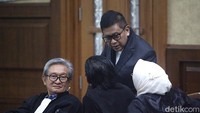 KPK mendakwa Hasto merintangi penyidikan kasus dugaan suap dengan tersangka Harun Masiku. Hasto disebut menghalangi KPK menangkap Harun Masiku, yang jadi buron sejak 2020.  