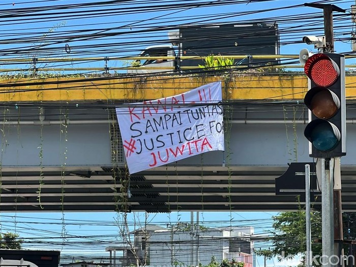 Badan Eksekutif Mahasiswa (BEM) Uniska memasang spanduk Justice for Juwita di Flyover Banjarmasin. Mereka menolak lupa kasus pembunuhan yang menimpa jurnalis perempuan di Banjarbaru, Juwita.