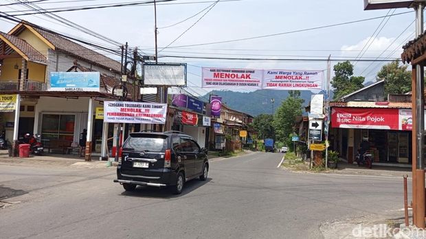 Bermunculan spanduk penolakan terhadap pengusaha, Murdaya Widyawimarta Poo atau Murdaya Poo di Ngaran, Desa Borobudur, Kecamatan Borobudur, Kabupaten Magelang, Kamis (17/4/2025).