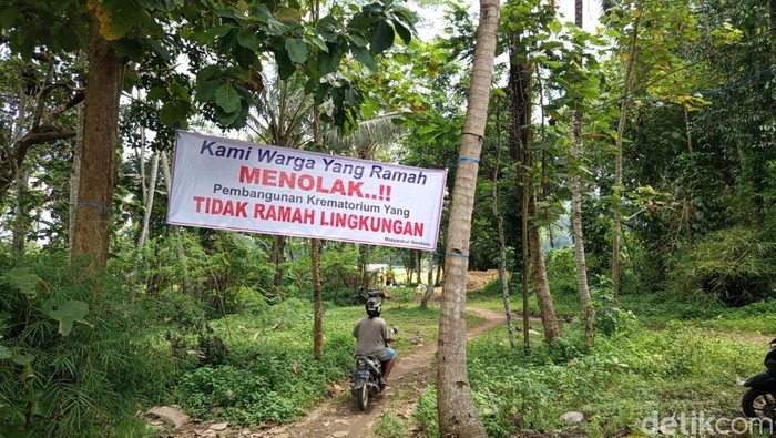 Bermunculan spanduk penolakan terhadap pengusaha, Murdaya Widyawimarta Poo atau Murdaya Poo di Ngaran, Desa Borobudur, Kecamatan Borobudur, Kabupaten Magelang, Kamis (17/4/2025).