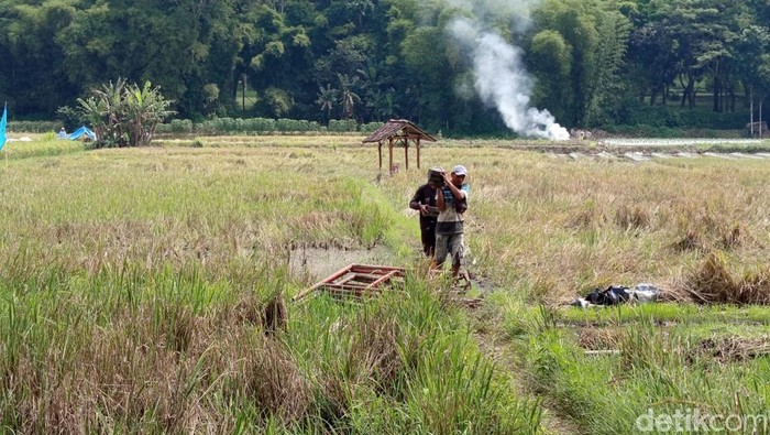 Bermunculan spanduk penolakan terhadap pengusaha, Murdaya Widyawimarta Poo atau Murdaya Poo di Ngaran, Desa Borobudur, Kecamatan Borobudur, Kabupaten Magelang, Kamis (17/4/2025).