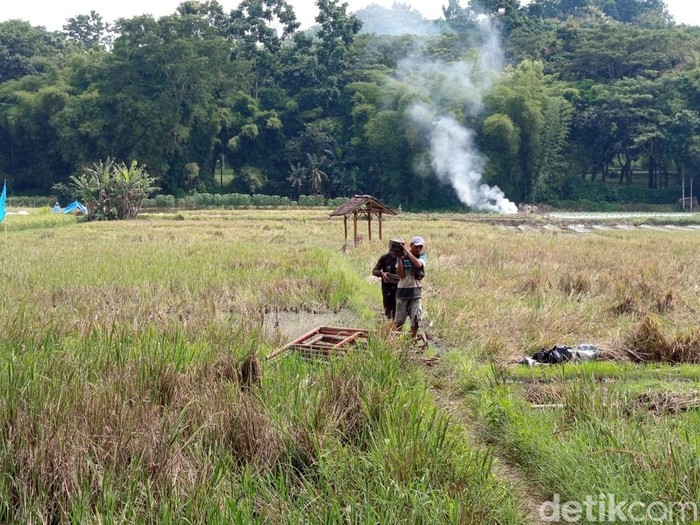 Bermunculan spanduk penolakan terhadap pengusaha, Murdaya Widyawimarta Poo atau Murdaya Poo di Ngaran, Desa Borobudur, Kecamatan Borobudur, Kabupaten Magelang, Kamis (17/4/2025).