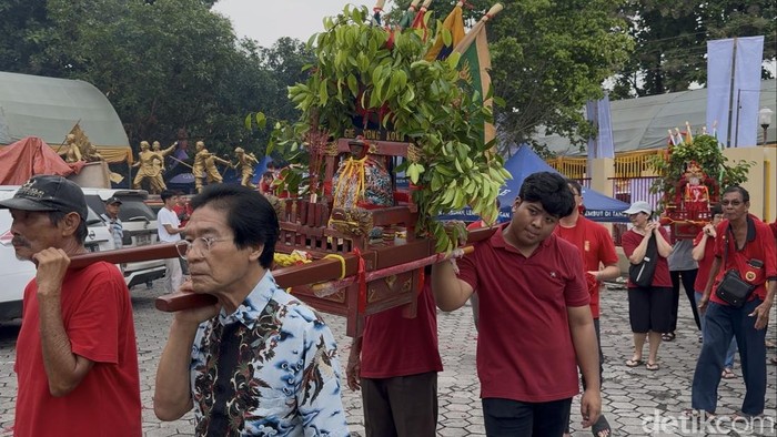 Suasana jelang Kirab Akbar HUT Yang Mulia (YM) MakCo Thian Siang Sing Bo di Kelenteng Gu An Kiong, Lasem, Rembang, Kamis (17/4/2025) siang. Para peserta kirab asal luar daerah mulai berdatangan.