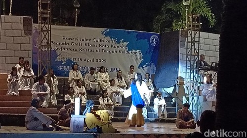 Suasana prosesi Jalan Salib di Taman Nostalgia, Kota Kupang, Nusa Tenggara Timur (NTT), Kamis (17/4/2025). (Foto: Simon Selly/detikBali)
