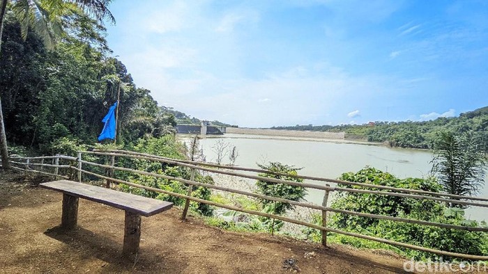 Suasana tempat wisata dadakan Bendungan Leuwikeris di Ciamis yang kini sepi pengunjung.