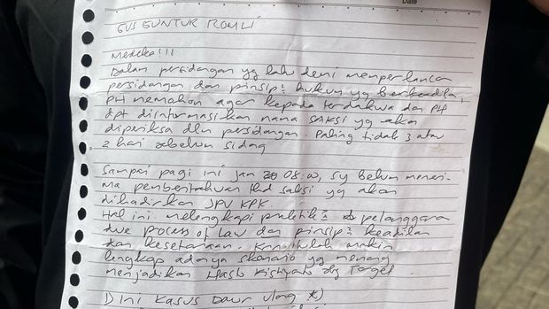 Surat dari Hasto Kristiyanto yang diberikan kepada politikus PDIP, Guntur Romli. Foto: Dok. Istimewa.