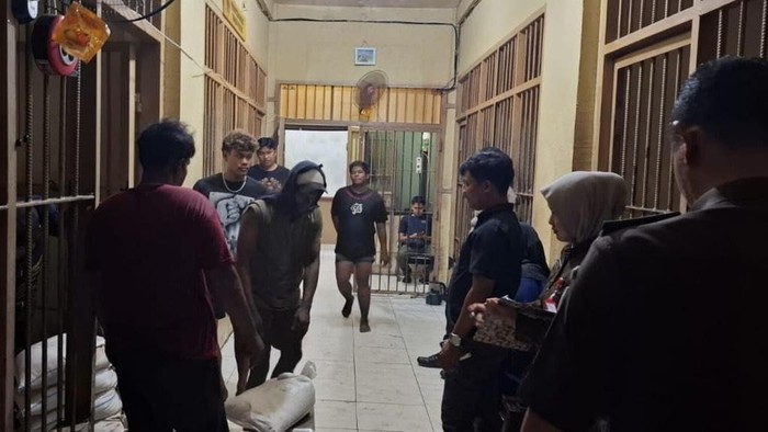 Tersangka penyelundupan timah ilegal