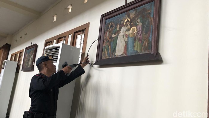 Tim Gegana Polda Jogja sterilisasi gereja jelang misa Kamis Putih, Kamis (17/4/2025).