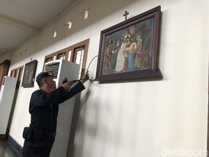 Tim Gegana Polda DIY Sterilisasi Gereja di Jogja Jelang Misa Kamis Putih
