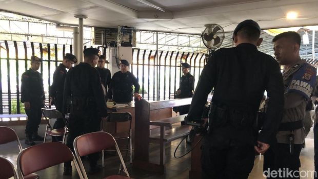 Tim Gegana Polda Jogja sterilisasi gereja jelang misa Kamis Putih, Kamis (17/4/2025).