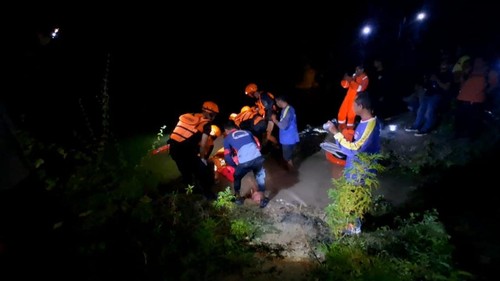 Tim SAR gabungan mengevakuasi jenazah Jefrianto Haga yang tenggelam di kolam bekas galian C di Kelurahan Batuplat, Kecamatan Alak, Kota Kupang, NTT. (Dok. Kantor Pencarian dan Pertolongan Kupang)