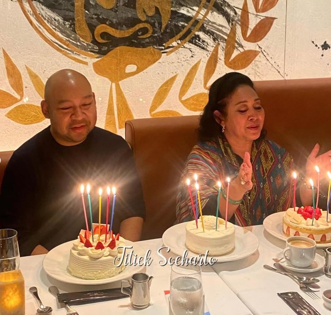 Putri keempat Soeharto, Titiek Soeharto baru saja merayakan ulang tahunnya yang ke-66. Melalui akun Instagram pribadinya Titiek membagikan momen perayaan ulang tahunnya di Osaka, Jepang, bersama putranya, Didit Prabowo. Foto: Instagram/@titieksoeharto