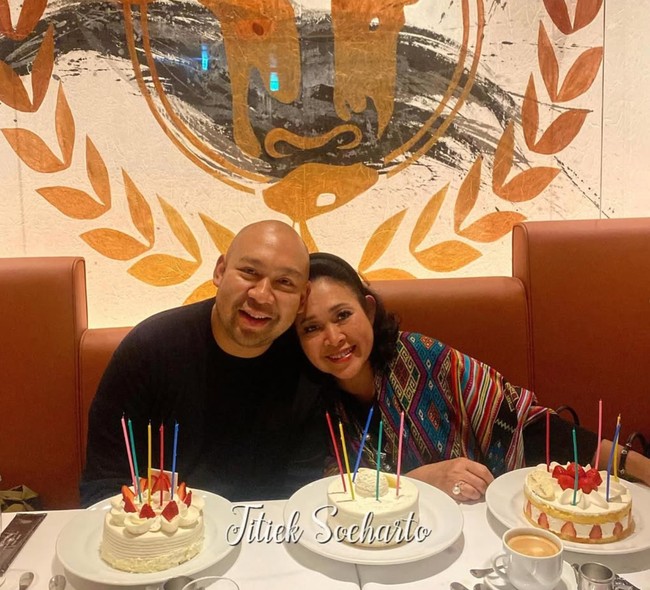 Meski kini sudah berusia 66 tahun namun Titiek masih terlihat cantik dan segar. Dengan rambut yang tertata rapi diikat setengah, kebahagiaan jelas terpancar di wajah Titiek. Foto: Instagram/@titieksoeharto