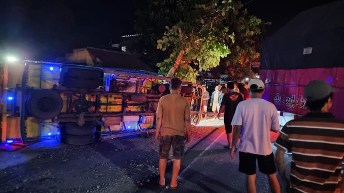 Kondisi truk yang mengalami kecelakaan lalu lintas tunggal di Galur, Kulon Progo, Kamis (17/4/2025).