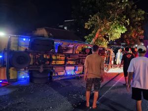 Hindari Kucing Nyebrang, Truk Tabrak Pohon Lalu Terguling di Kulon Progo