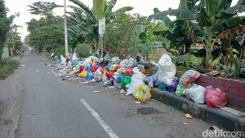 Tumpukan sampah yang belum terangkut di sekitar Kali Jangkok, Udayana, Kota Mataram, Kamis (17/4/2025).