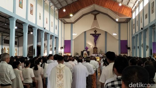 Umat Katolik mengikuti misa Kamis Putih di Gereja Katedral Paroki Roh Kudus Labuan Bajo, Manggarai Barat, NTT, Kamis (17/4/2025). (Foto: Ambrosius Ardin/detikBali)