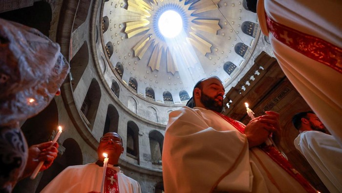 Worshippers pray on the day of the Washing of the Feet ceremony on Easter Holy Week in the Church of the Holy Sepulchre in Jerusalem's Old City, April 17, 2025. REUTERS/Ammar Awad