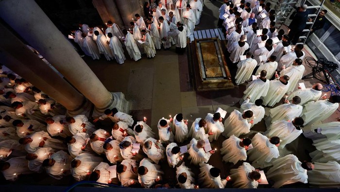 Worshippers pray on the day of the Washing of the Feet ceremony on Easter Holy Week in the Church of the Holy Sepulchre in Jerusalem's Old City, April 17, 2025. REUTERS/Ammar Awad