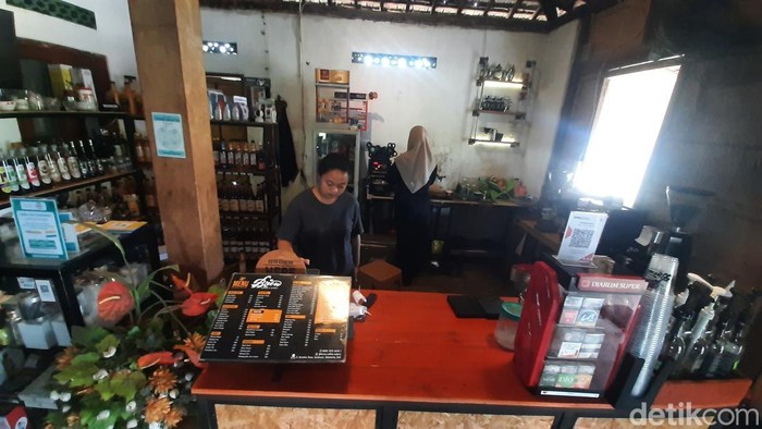 Usaha kedai kopi dan jajanan bernuasa tempo dulu di Sidokerto Kecamatan Pati Kota, Kamis (17/4/2025).