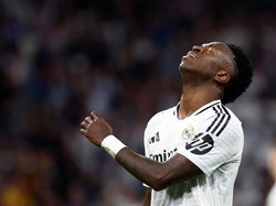 Perpanjangan kontrak Vini masih mandek. Real Madrid mau secepatnya selesaikan, tapi sang winger masih kukuh dengan permintaannya (REUTERS/Juan Medina)